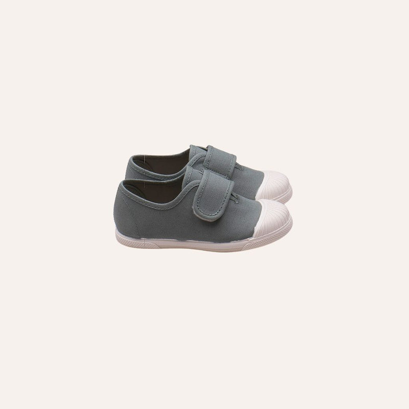Deportiva piqué con velcro y puntera