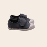 Deportiva piqué con velcro y puntera