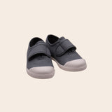 Deportiva piqué con velcro y puntera