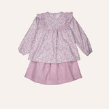 Conjunto de blusa flores y falda rosa.
