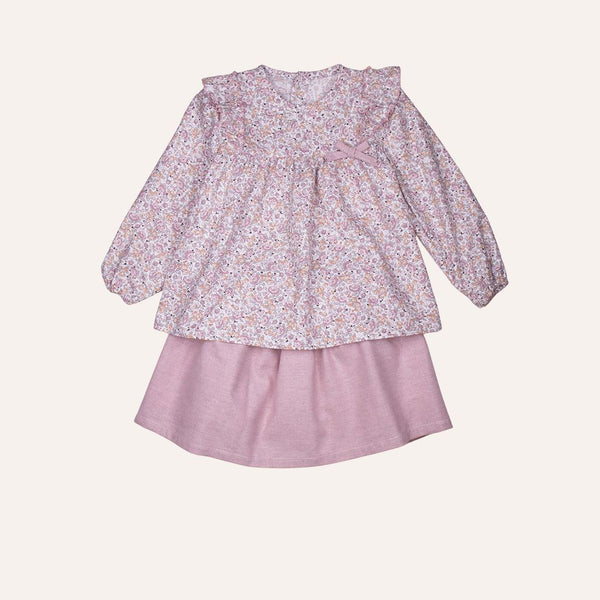 Conjunto de blusa flores y falda rosa.