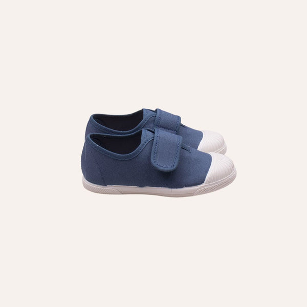 Deportiva piqué con velcro y puntera