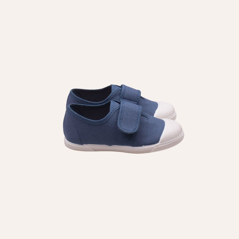 Deportiva piqué con velcro y puntera